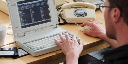 Ein Digitalcourage-Mitarbeiter vor einem alten PC.