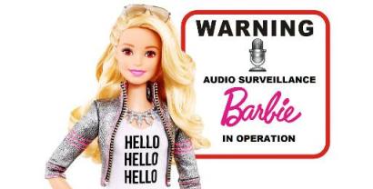 Eine Barbie. Links daneben ein Warnschild mit dem Text: "Warning: Audio Surveillance. Barbie in operation".