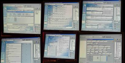 Viele Bildschirme nebeneinander. Auf allen läuft die Software "NextGen EMR".