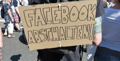 Ein Demoschild mit dem Text: „Facebook abschalten“.