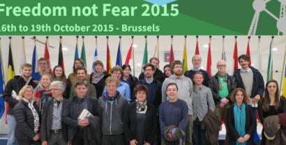 Viele Personen von "Freedom not Fear" vor vielen europäischen Fahnen.