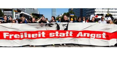 Demonstrant.innen einem riesigen „Freiheit statt Angst“-Banner.