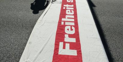 Ein riesiger „Freiheit statt Angst“-Banner auf einer Straße.