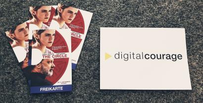 Flyer zum Kinofilm „The Circle“ neben einer Digitalcourage-Postkarte.
