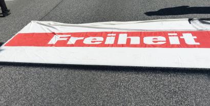 Banner, auf dem das Wort „Freiheit“ zu lesen ist.