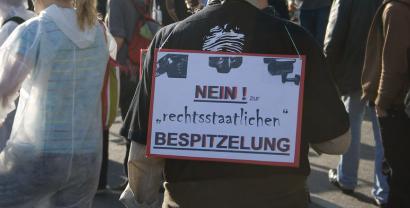 Ein Demoschild mit dem Text: „Nein zur rechtsstaatlichen Bespitzelung“.