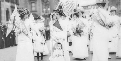 Mehrere Frauenrechtlerinnen auf einer Suffragetten-Parade in New York (schwarz-weiß)
