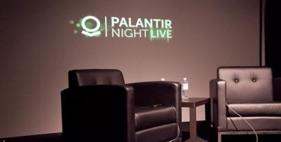 Ein Podium mit zwei schwarzen Sesseln. Im Hintergrund ein Logo "Plantir Night Life".