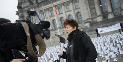 Rena Tangens wird vor dem Reichstagsgebäude von Reuters interviewt.
