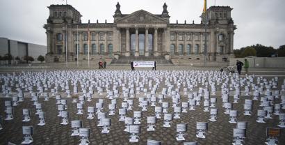 1000 kleine Protestfiguren vor dem Belriner Reichstaggebäude.