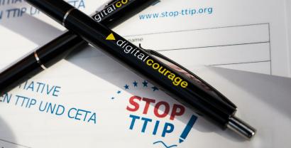 Zwei Kugelschreiber auf einem Ausdruck zu "Stop TTIP".