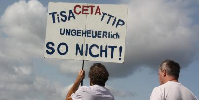 Ein Demonstrant mit einem Schild: „TISA, CETA, TTIP. Ungeheuerlich. So nicht!“