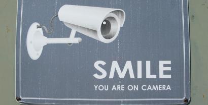 Schild mit einer Überwachungskamera und dem Text: "Smile! You are on camera!"