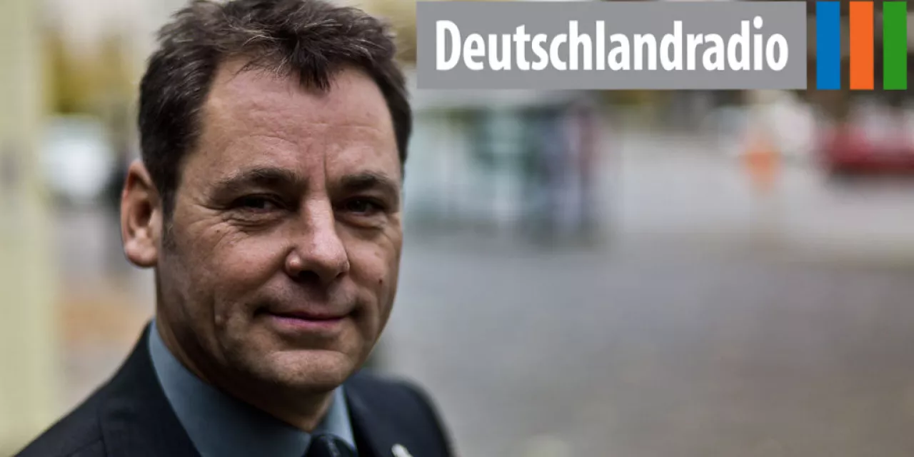 Portraitaufnahme von padeluun. Oben rechts das Logo vom Deutschlandradio.