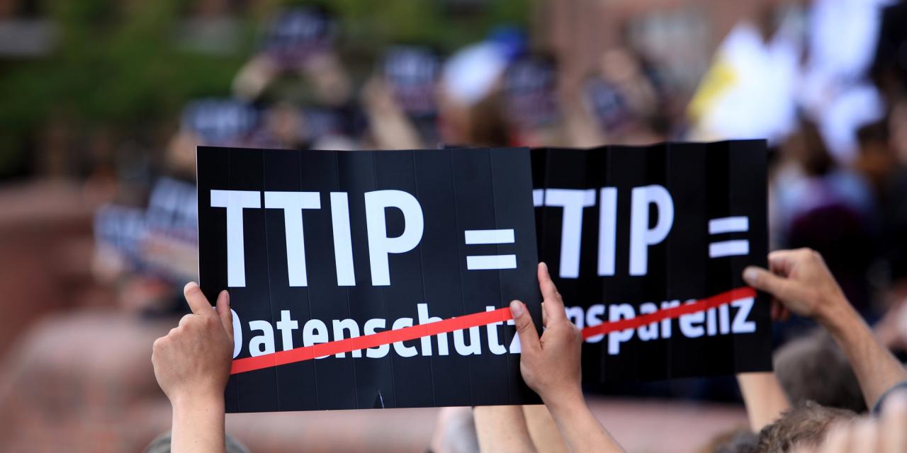 Ein Demoschild mit dem Text: "TTIP = Datenschutz" (Datenschutz ist durchgestrichen).