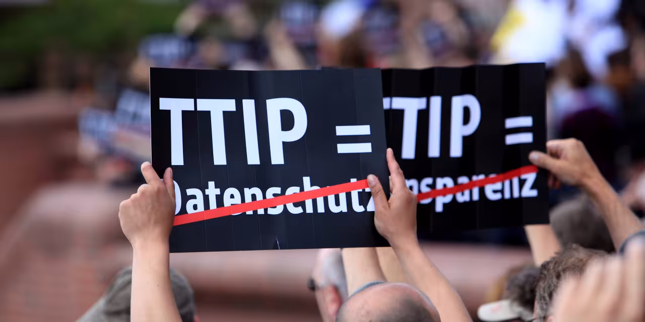 Ein Demoschild mit dem Text: "TTIP = Datenschutz" (Datenschutz ist durchgestrichen).