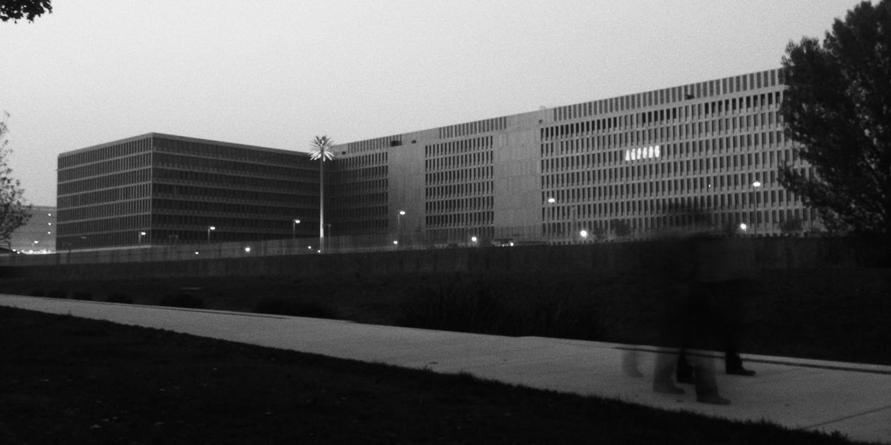 Schwarz-weiß Aufnahme eines riesigen Gebäudekomplexes.