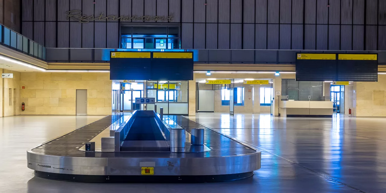 Ein leeres Kofferband in einem Ankunftsterminal.