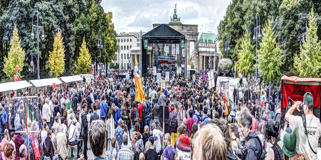 Teilnehmer.innen der Demo „Freiheit statt Angst“. Viele Menschen vor dem Brandenburger Tor in Berlin.
