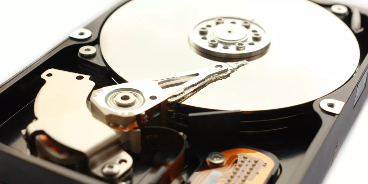 Eine aufgeschraubte HDD-Festplatte.