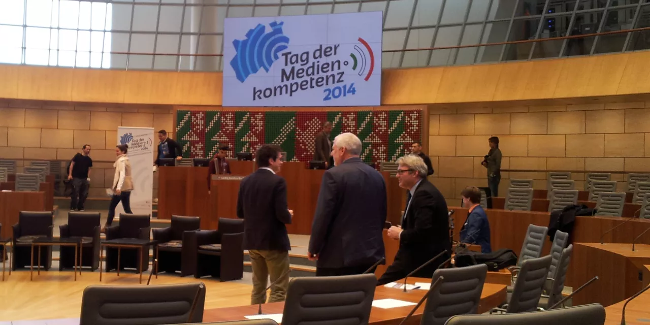 Menschen in einem Saal zum „Tag der Medienkompetenz“.