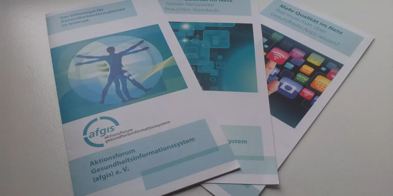 Drei Flyer der Firma „afgis“.