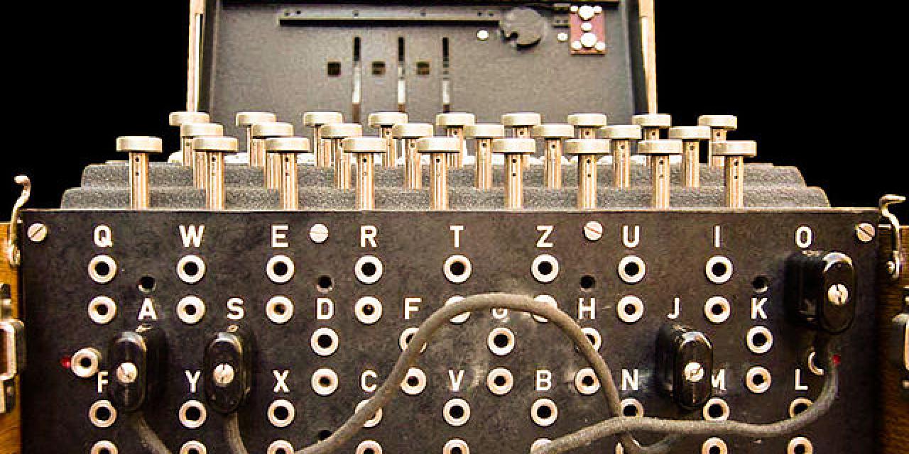 Das Steckerbrett einer Enigma (im Bild ist A mit J und S mit O gesteckert).