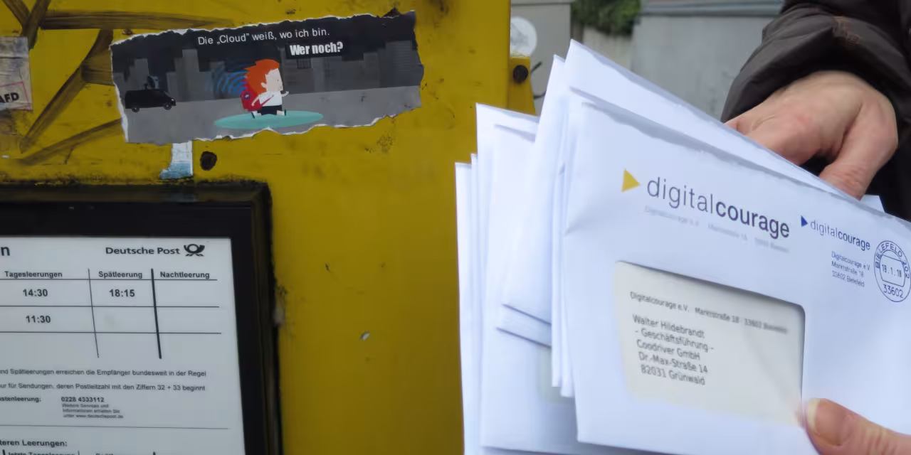 Briefkasten und offener Brief gegen Kinder-Tracking mit „Schutzranzen“.