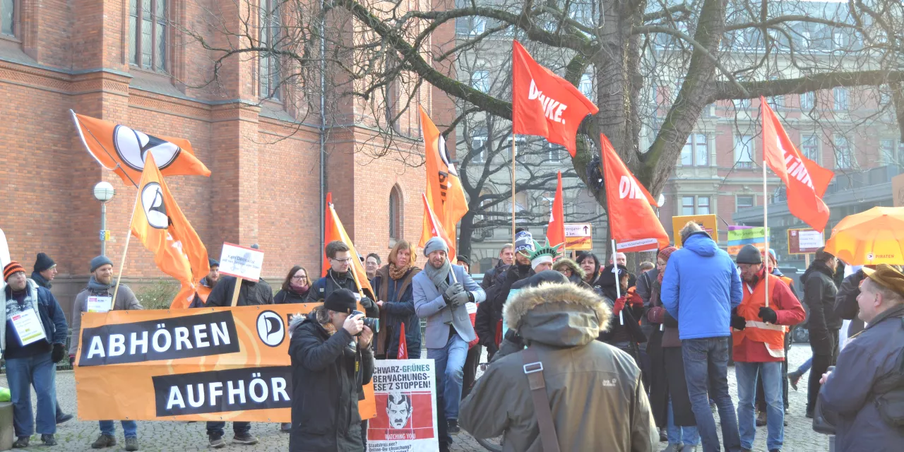 Die Kundgebung vor dem Landtag in Wiesbaden.