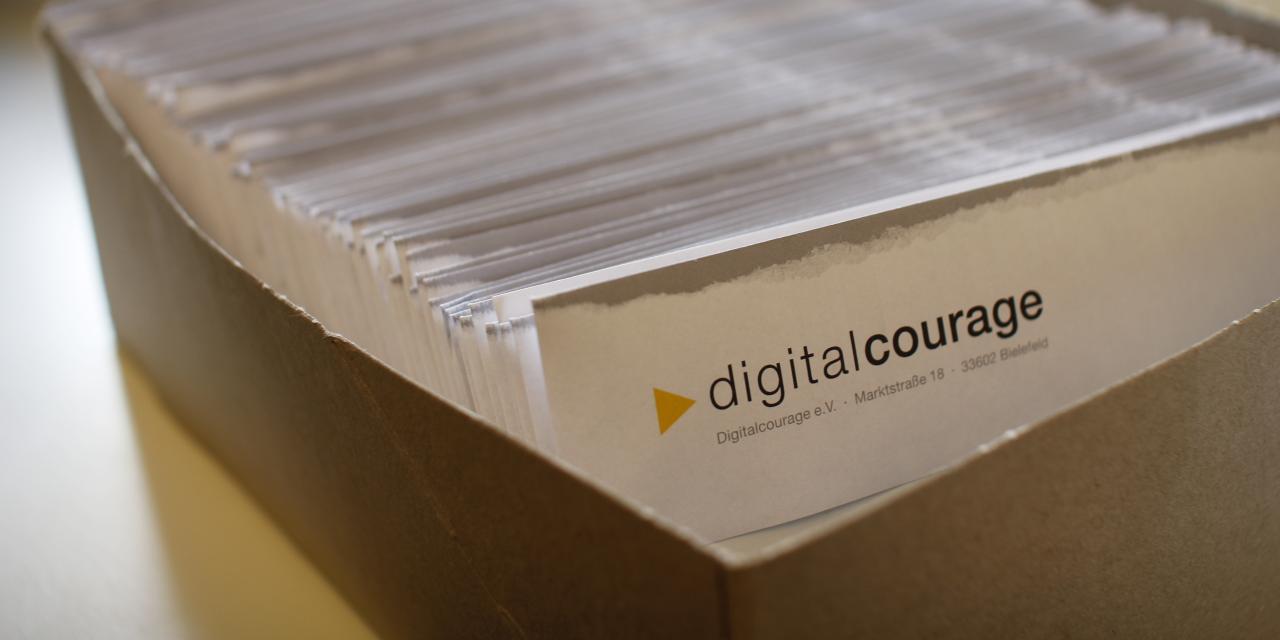 Viele Briefumschläge von Digitalcourage in einem Karton.