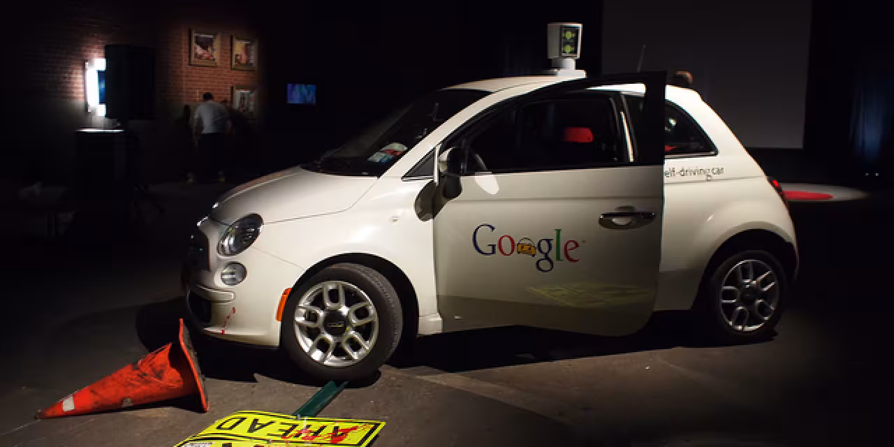 Symbolbild: Googles autonomes Fahrzeug hat ein Schild umgefahren. 