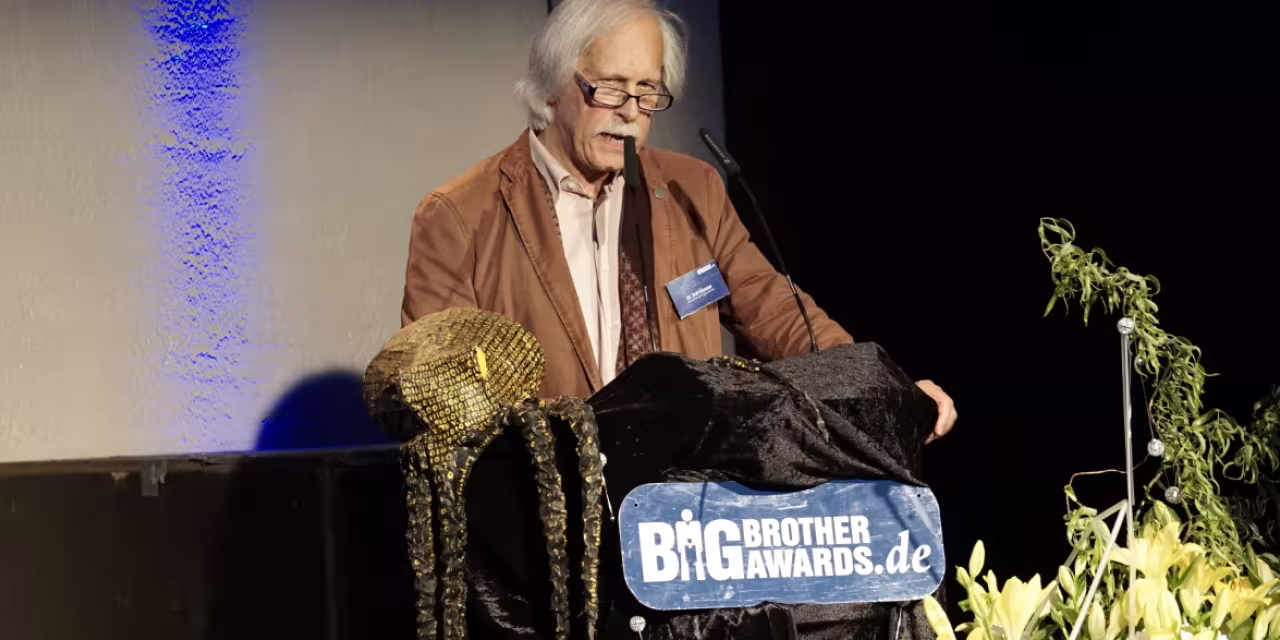 Rolf Gössner am Redepult während einer BBA-Laudatio.