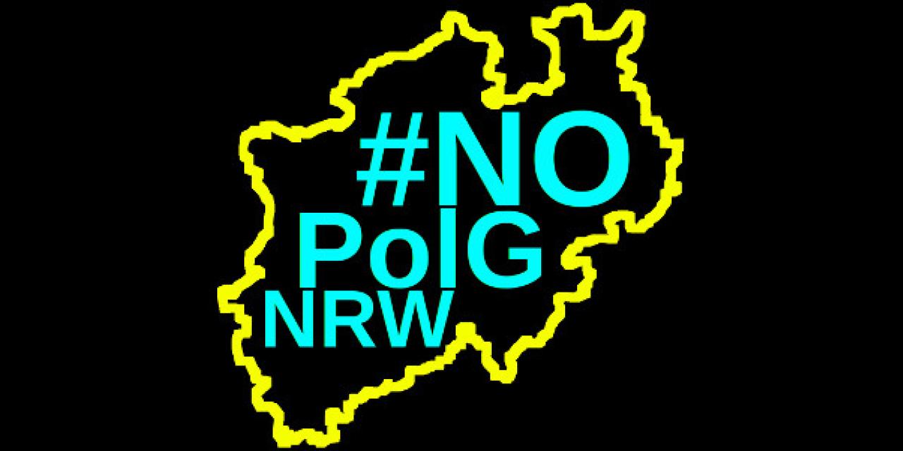 Kontur der NRW-Landesgrenzen in gelb auf schwarzem Grund. Darin in türkis: „#NOPolGNRW“.