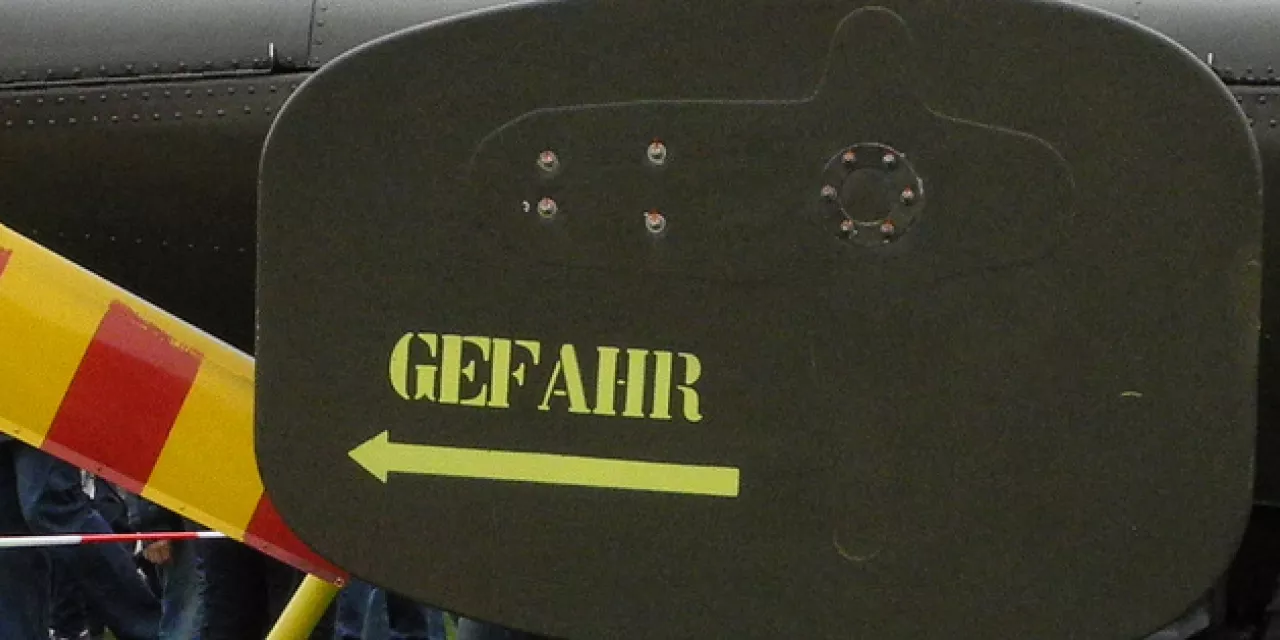 Nahaufnahme eines Flugzeugteils mit der Aufschrift „Gefahr“.