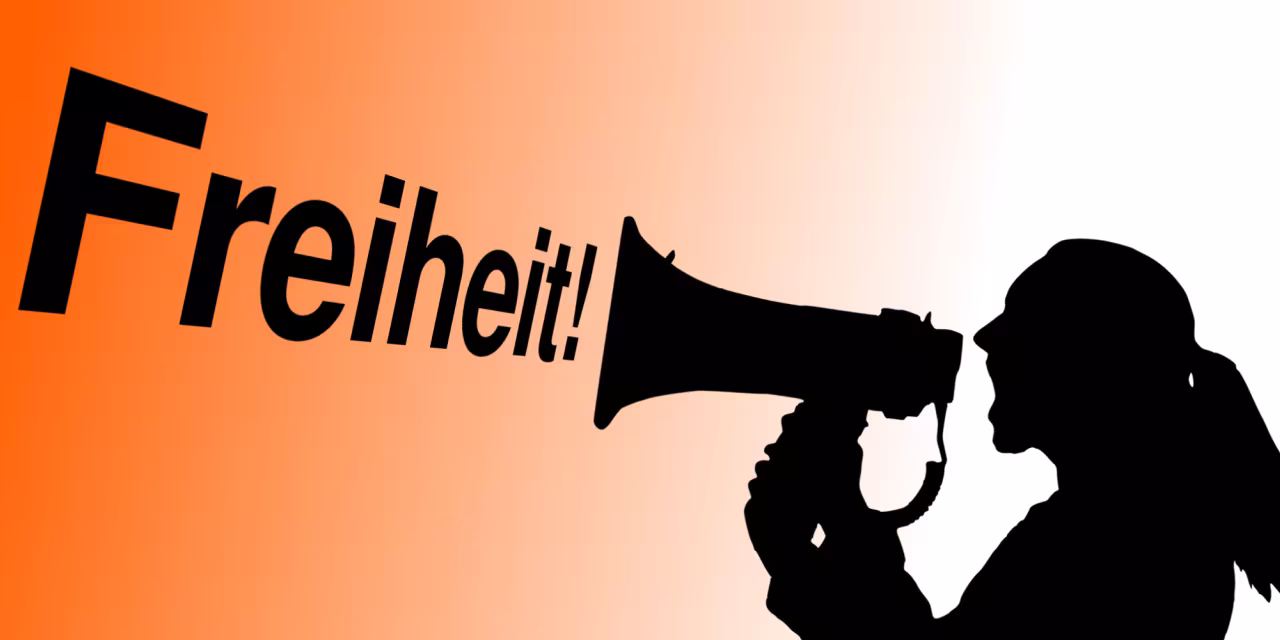 Silhouette einer Person mit einem Megaphon. Daneben das Wort „Freiheit“.