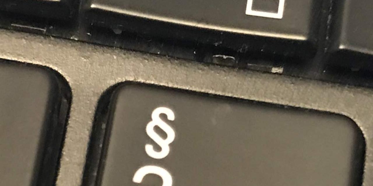 Detailaufnahme einer Tastatur mit dem Paragraphen-Symbol.
