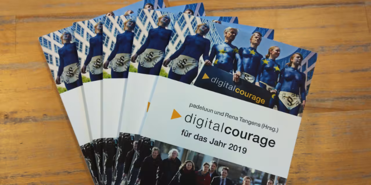 Mehrere Jahrbücher für das Jahr 2019 liegen aufgefächert auf einem Tisch.