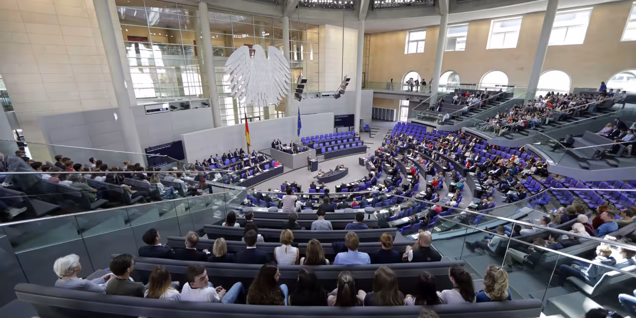 Plenarsaal des Deutschen Bundestags von innen (Vogelperspektive).