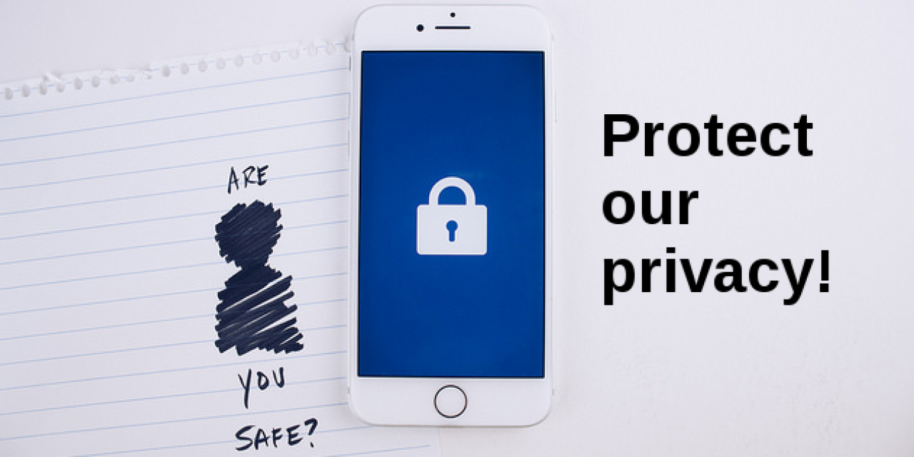 Ein Smartphone mit blauem Bildschirm, darauf ein weißes Schloss. Rechts daneben die Silhouette einer Person auf ein Blatt Papier gemalt. Daneben steht: „Are you safe?“, auf der rechten Seite: „Protect our privacy!“.