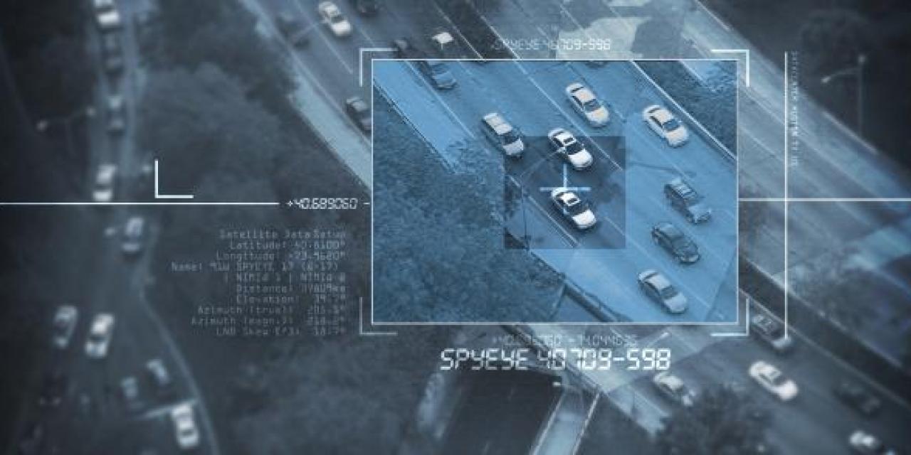 Nachgeahmter Look eines Überwachungskamerabildes, das Autos im Fokus hat.
