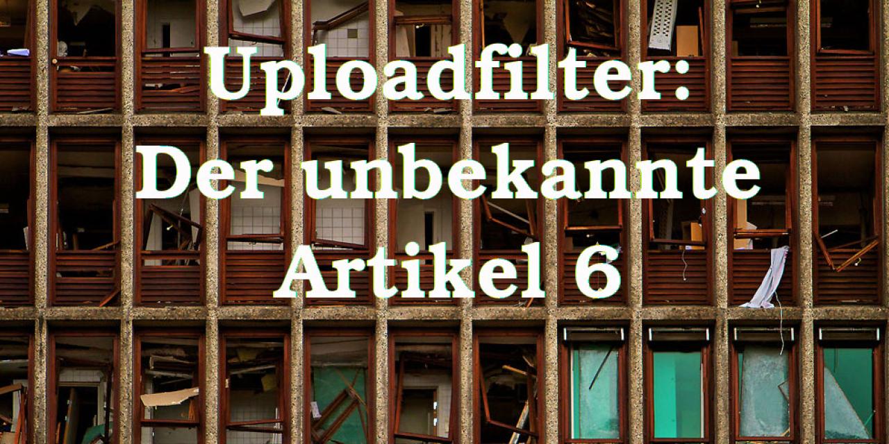 Gebäude mit mehreren zersprungenen Scheiben. Darüber die Aufschrift: „Uploadfilter: Der unbekannte Artikel 6“.