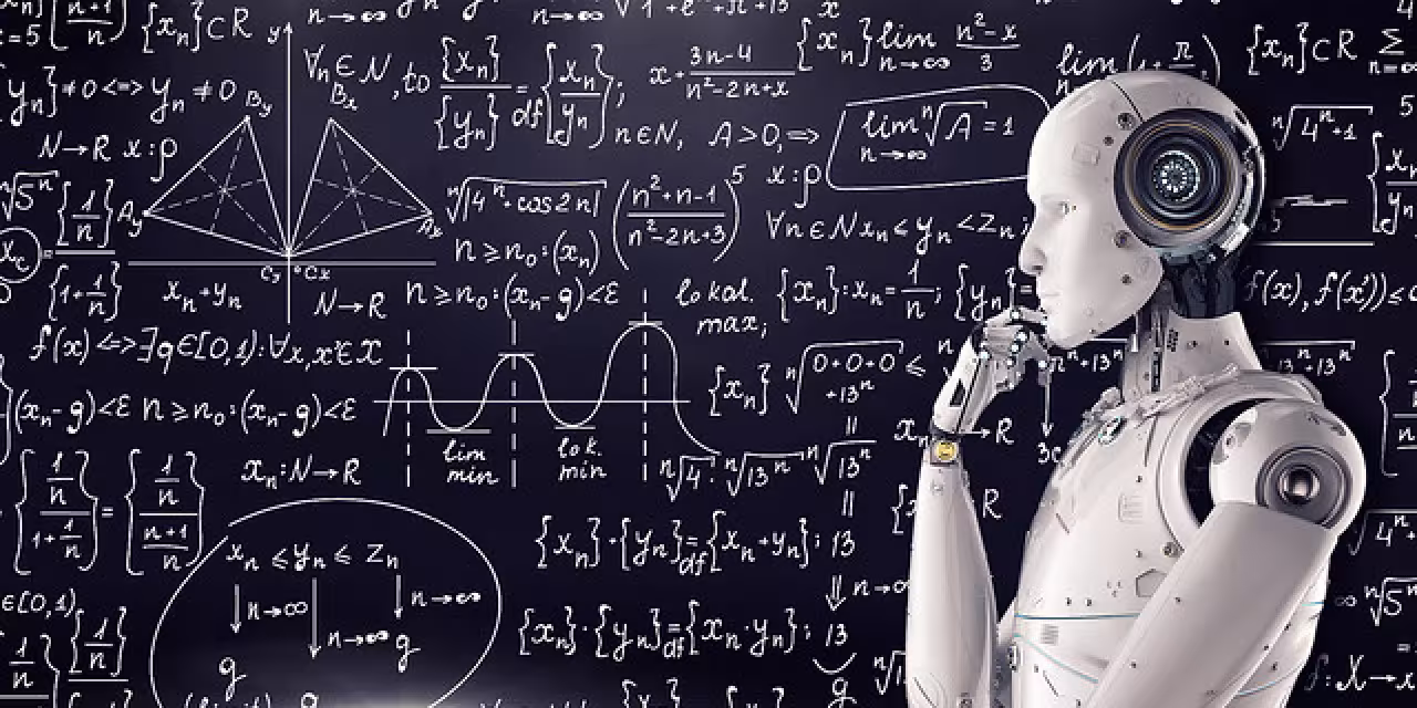 Ein Roboter, der vor einer Tafel mit vielen mathematischen Formeln steht.