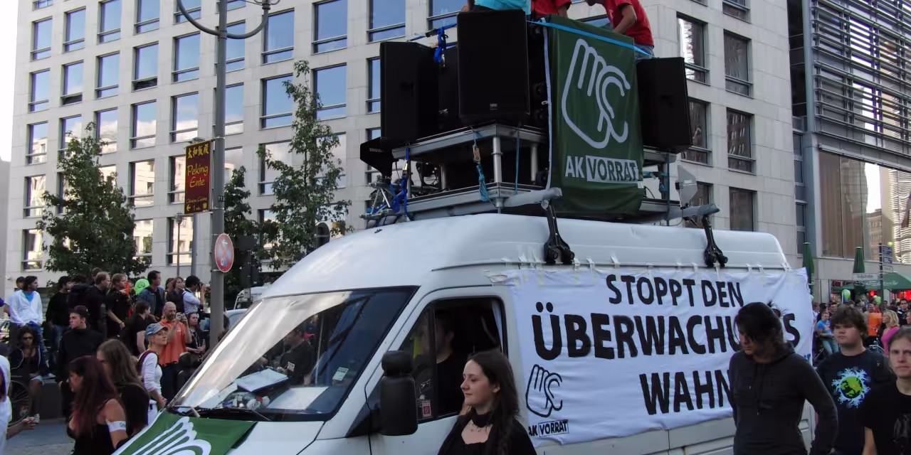 Ein Demowagen mit einem Transparent (Stoppt den Überwachungswahn)