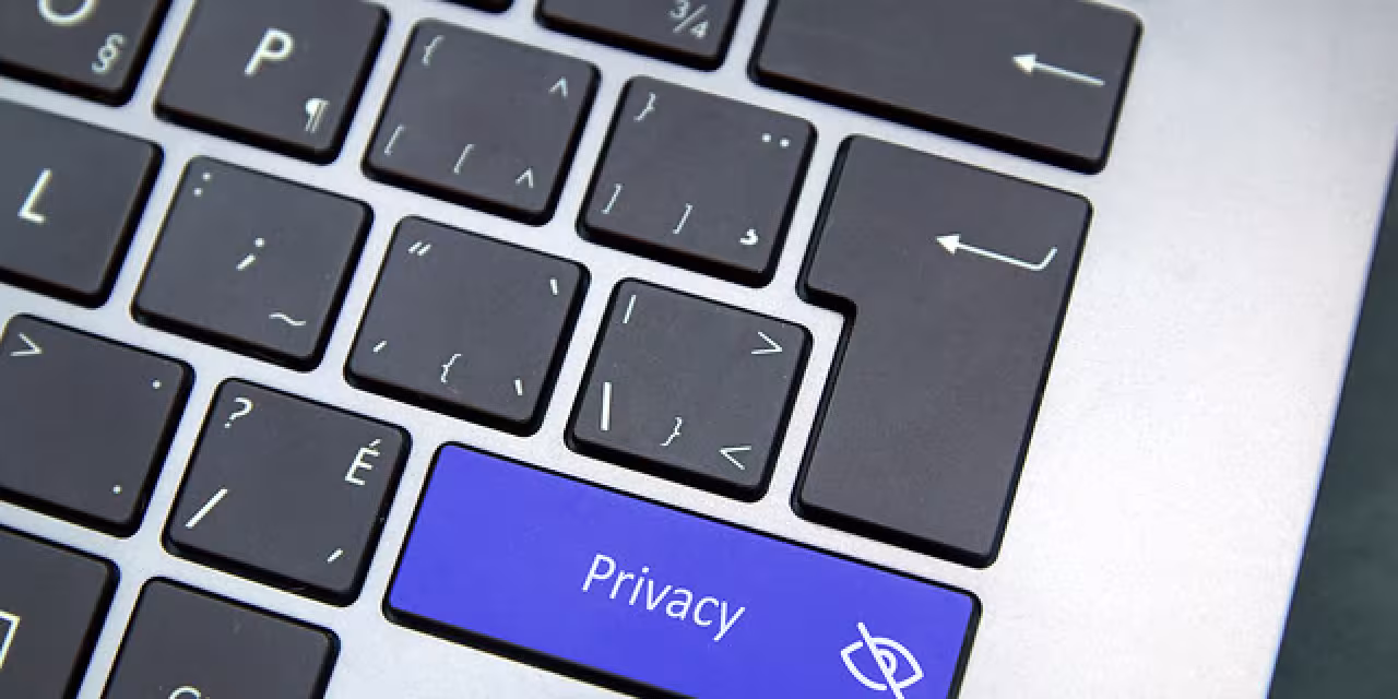 Ein Ausschnitt einer Tastatur mit dem Fokus auf einer blauen Taste mit der Aufschrift "Privacy".