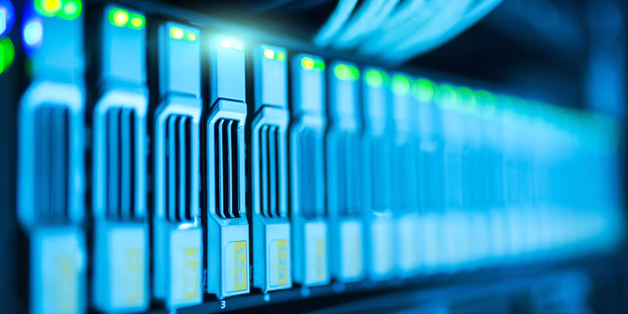 Nahaufnahme eines Server Rigs (blau beleuchtet).