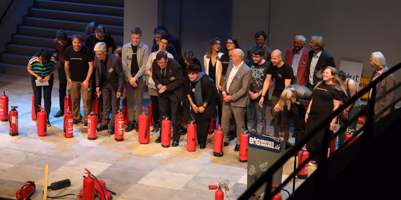Das Team von Digitalcourage sowie Helfer.innen verbeugen sich nach der Veranstaltung vor dem Publikum.