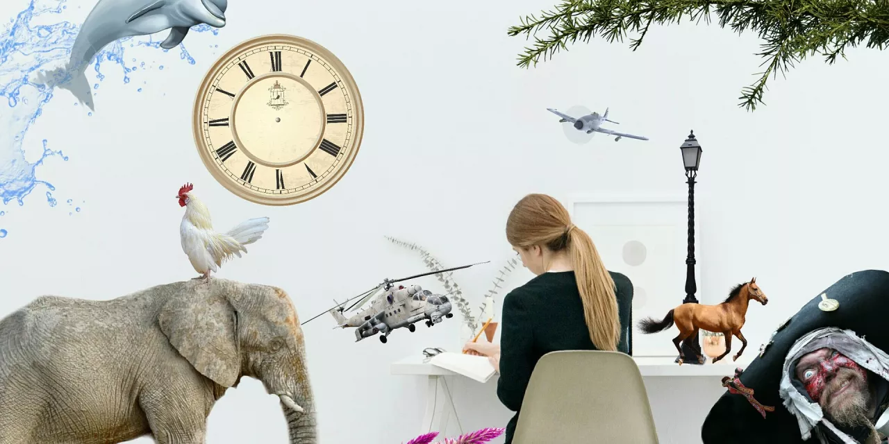 Eine Person sitzt an einem Schreibtisch und schreibt etwas in ein Heft. Um sie herum die unterschiedlichsten Dinge, wie eine Uhr, ein Elefant, ein Pirat, ein Delfin, ein Pferd und ein Tannenzweig.