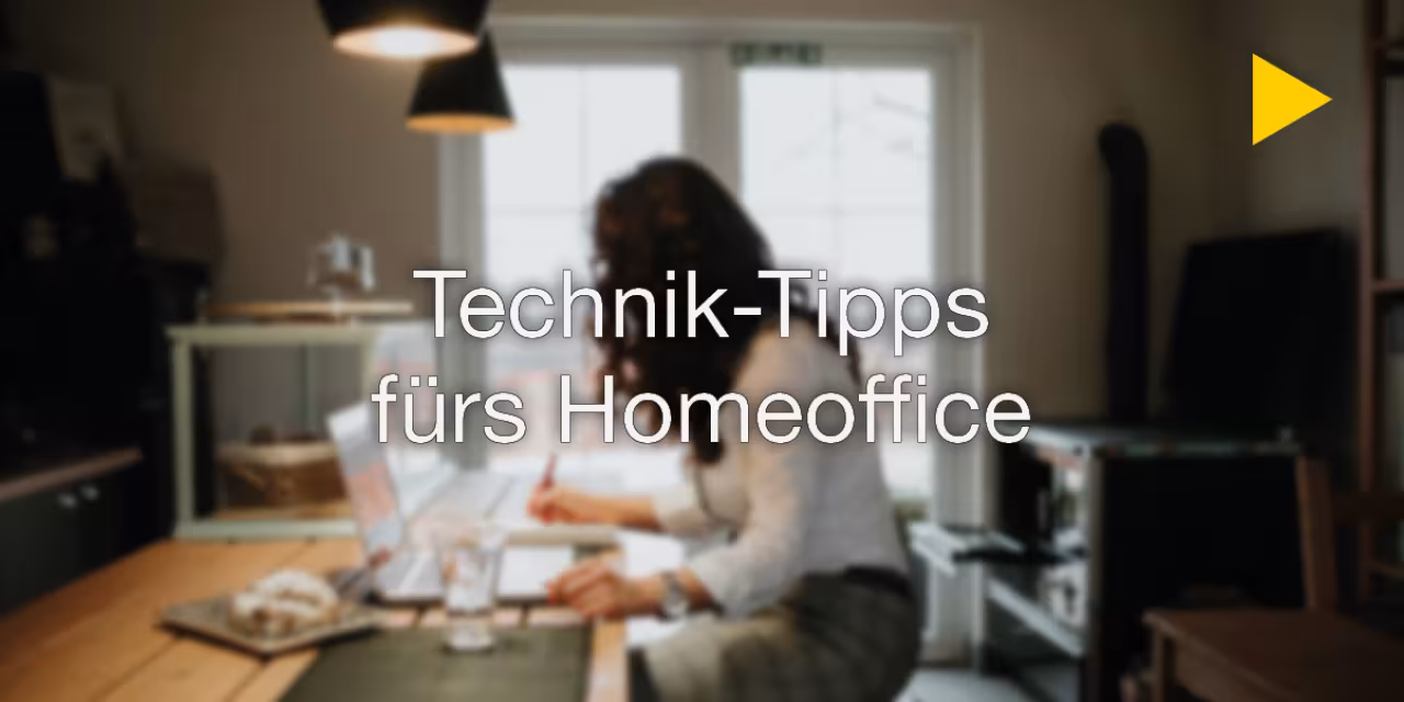 Eine Person an einem Tisch mit Laptop (unscharf). Darüber der Text: „Technik-Tipps fürs Homeoffice“.