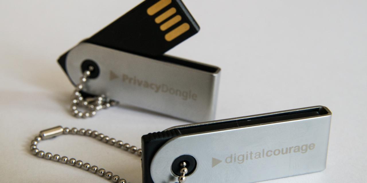 Zwei Privacy-Dongles in Form eines USB-Sticks (je geschlossen und aufgeklappt).