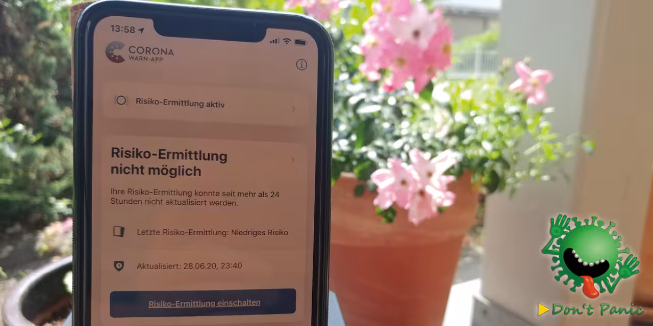 Smartphone-Bildschirm mit der geöffneten Corona-Warn-App.